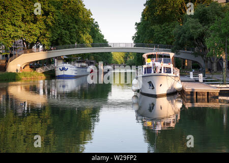 Bateaux amarrés le long du pittoresque Canal du Midi, inToulouse France Banque D'Images