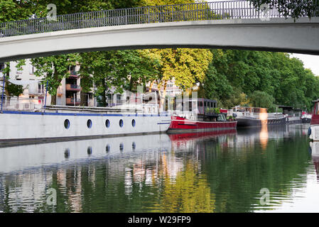 Bateaux amarrés le long du pittoresque Canal du Midi, inToulouse France Banque D'Images