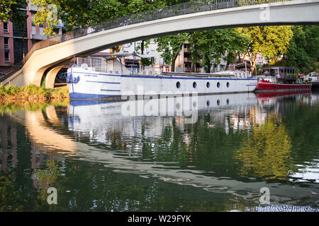 Bateaux amarrés le long du pittoresque Canal du Midi, inToulouse France Banque D'Images