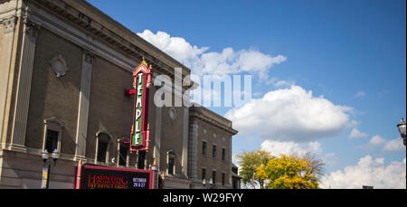 De Saginaw, Michigan, USA - 9 octobre 2018 : les rues du centre-ville de Saginaw, Michigan avec l'historique Temple Theatre au premier plan. Banque D'Images