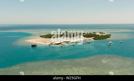 Belle plage sur l'île tropicale entourée de récifs de corail, Sandy bar avec les touristes. Honda Bay Vue d'en haut. Luli island. L'été et les vacances, Philippines, Palawan Banque D'Images