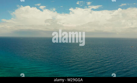 La surface de la mer avec des vagues contre le ciel bleu avec des nuages, vue aérienne. Nuage d'eau de fond de l'horizon. L'eau de mer bleue avec de petites vagues contre ciel. Banque D'Images