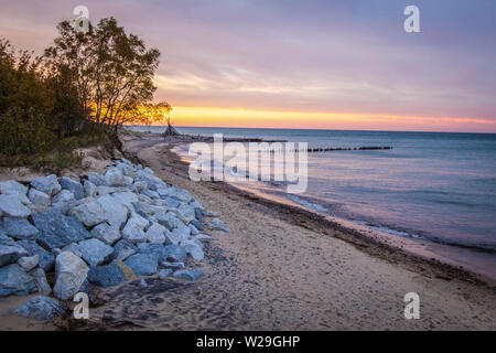 Coucher De Soleil Sur Michigan Beach. Coucher de soleil sur la côte sauvage du lac supérieur avec cabane de plage à l'horizon dans la péninsule supérieure du Michigan à Whitefish point. Banque D'Images