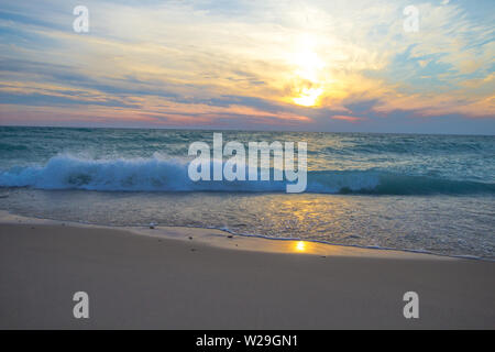 Vagues sur la plage. Coucher de soleil sur la plage sur la côte sablonneuse du lac Michigan. Sleeping Bear Dunes National Lakeshore, Empire, Michigan. Banque D'Images