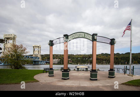 Parc Bridgeview au centre-ville de Houghton Michigan avec le pont levant de Portage historique dans l'arrière-plan. Banque D'Images