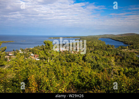 Michigan Copper Harbor. Vue aérienne de la petite ville côtière de port cuivre vu de la montagne Brockway Scenic Drive dans la haute péninsule Banque D'Images