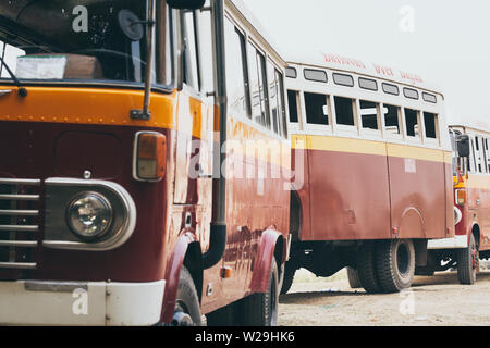 Bagan, Myanmar - Mars 2019 : Ballons sur Bagan société bus rétro. Close up Banque D'Images