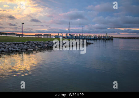 Bateau à fond de ciel coucher de soleil.. Michigan marina le long de la côte des Grands Lacs avec un beau coucher de ciel. Cheboygan, Michigan Banque D'Images