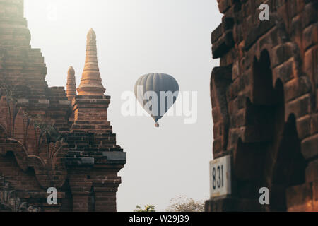 Hot Air Balloon flying over de pagodes à Bagan temple complexe, au Myanmar. Banque D'Images