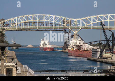 Sault Sainte Marie, Michigan, USA - grande ligne de cargos des Grands Lacs jusqu'aux écluses Soo sous le pont International. Banque D'Images