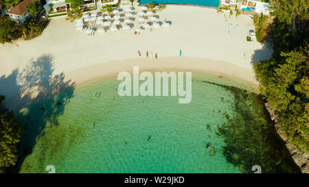 Crique avec plage de sable blanc en bleu lagon aux eaux turquoise, vue aérienne. Seascape avec plage sur l'île tropicale. Billet d'été et vacances. Banque D'Images