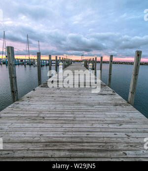 Dock en bois et avec des bateaux de plaisance en position verticale sur la côte du lac Huron, dans le Michigan. Banque D'Images