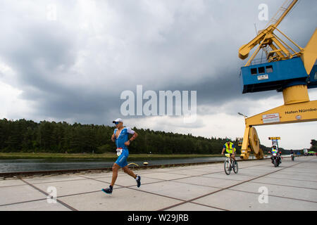 07 juillet 2019, la Bavière, Obermässing : Andreas Dreitz, triathlète de l'Allemagne, s'étend le long du port au cours de l'exécution de phase de la Datev Challenge Roth. Dans la 18e édition du triathlon, les participants doivent nager 3,8 km, vélo 180 km et courir 42 km, Photo : Daniel Karmann/dpa Banque D'Images