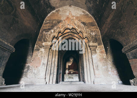 Intérieur du temple bouddhiste birman avec statue de Bouddha à Bagan, Myanmar. Objectif grand angle shot. Banque D'Images