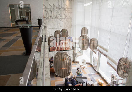 Varsovie, Pologne - Septembre 2015 : vue supérieure de personnes assises dans le hall de l'hôtel en septembre 2015 à Varsovie, Pologne Banque D'Images