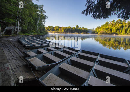 Barque amarré sur le lac. Des barques à quai en bois attendent les touristes à Tahquamenon Falls State Park dans le nord de la péninsule du Michigan. Banque D'Images