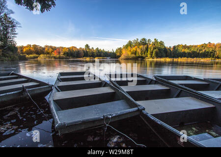 Barque Amarrée Sur Le Lac. Barques sur un quai en bois attendant les touristes au parc national de Tahquamenon Falls dans la péninsule supérieure du Michigan Banque D'Images