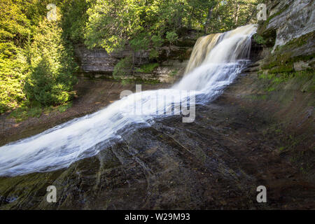 Chute d'eau du Michigan. Site panoramique de Laughing Whitefish Falls entouré d'un feuillage vert luxuriant dans la péninsule supérieure du Michigan. Banque D'Images