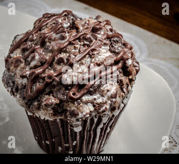 Frais du four muffin au chocolat. Close up d'un muffin au chocolat style boulangerie avec de la bruine et glaçure Banque D'Images