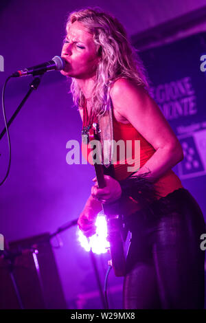 Ameno Italie. 06 juillet 2019. Le guitariste et chanteur de blues serbe ANA POPOVIC effectue sur scène à Ameno Blues Festival au cours de la 'comme sur le dessus d''. Banque D'Images