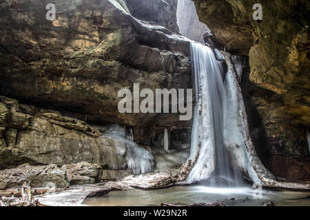 Cascade de glace dans le parc d'État de Hocking Hills dans le sud-est de l'Ohio. Banque D'Images