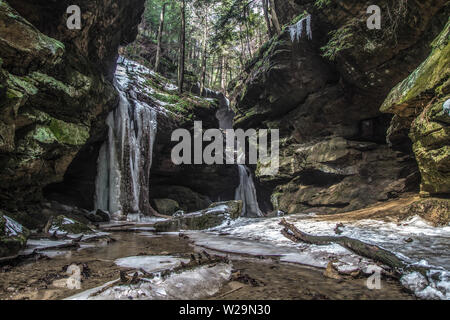 Cascade de glace Hocking Hills. Cascade double congelé en parc d'État de Hocking Hills dans le sud-est de l'Ohio USA. Banque D'Images