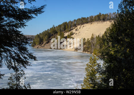 Lac gelé. Mince couche de glace sur le lac gelé dans la vallée de la rivière Au Sable du Michigan dans le Huron National Forest. Banque D'Images