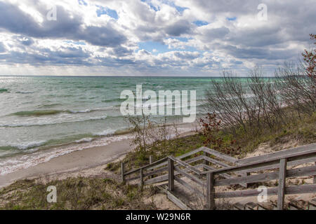 Chemin vers la plage. Un escalier en bois mène à une belle plage du lac Michigan dans la péninsule supérieure du Michigan, sur la côte des Grands Lacs. Banque D'Images