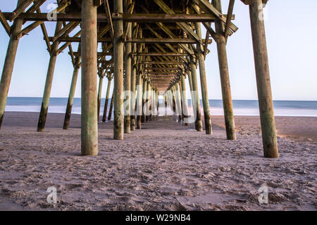 En vertu de la promenade sur une plage de sable à Myrtle Beach, Caroline du Sud Banque D'Images
