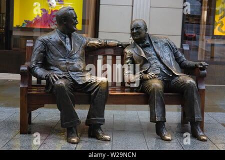 Statue de Sir Winston Churchill et le président Eisenhower à Mayfair, Londres, Angleterre, Royaume-Uni, Europe Banque D'Images