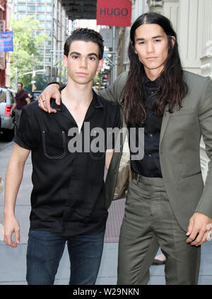 ***PHOTO*** ACTEUR CAMERON BOYCE EST DÉCÉDÉ À L'ÂGE DE 20 ANS AURAIT ÉTÉ À LA SUITE D'UNE SAISIE. NEW YORK, NY - 17 juillet : Cameron Boyce et Booboo Stewart à l'Apple Store de SoHo la promotion de descendants 2 à New York le 17 juillet 2017. Credit : RW/MediaPunch Banque D'Images