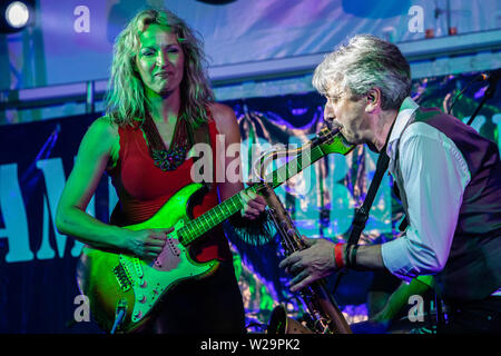 Ameno Italie. 06 juillet 2019. Le guitariste et chanteur de blues serbe ANA POPOVIC effectue sur scène à Ameno Blues Festival au cours de la 'comme sur le dessus d''. Banque D'Images