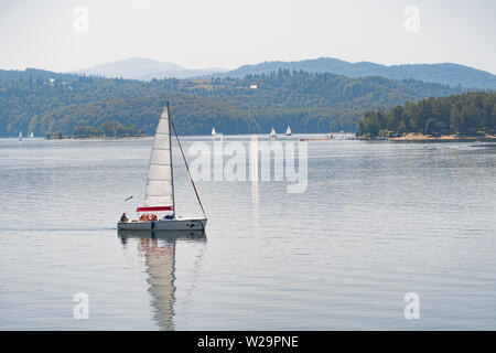 Solina, Pologne - 24 juin 2019 : Voilier natation sur un lac artificiel à proximité du barrage de Solina. Banque D'Images