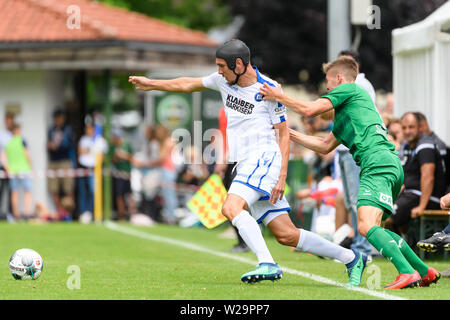 Damian Rossbach (KSC) en duel avec Sebastian Santin (Tyrol). GES/football/2ème Bundesliga : Blitz test match KSC - WSG Swarovski Tirol, dans le camp d'entraînement du Karlsruhe Sports Club à Waidring, 07.07.2019 Football/soccer : 2ème ligue : Training Camp Karlsruher SC, Kitzbühel, Autriche, le 7 juillet, 2019 | dans le monde entier Banque D'Images