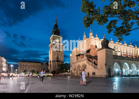 Cracovie, Pologne - 2 juillet 2019 : tour de l'horloge et Cloth Hall sur une place principale de Cracovie, en Pologne dans la nuit. Banque D'Images