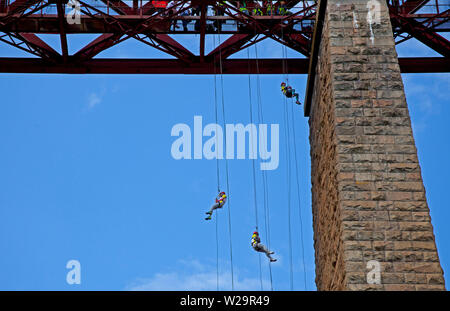 South Queensferry, Edinburgh, Ecosse. 7 juillet 2019, l'organisme de bienfaisance Rappel en ordre décroissant 165ft à partir de l'emblématique Forth Rail Bridge à la plage ci-dessous. Organisé par le Rotary Club de South Queensferry Pont du Forth à bénéficier hospices pour enfants à travers l'Ecosse (Chas).L'événement qui a recueilli plus de 15 000 livres sterling pour les auxiliaires en 2018. £30 de l'argent des commandites est conservé par le Rotary Club de South Queensferry Trust Fund pour soutenir ses propres activités de bienfaisance. Environ 380 participants ont pris part. L'événement a lieu chaque année, avec la permission de Network Rail et Balfour Beatty. Credit : Arch White/Alamy Live News Banque D'Images