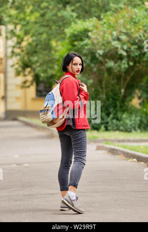 Fille de tourisme avec sac à dos en toile à la recherche de retour sur la rue Banque D'Images