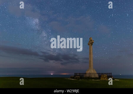 La Voie Lactée l'augmentation par le Tennyson Down monument près de Totland sur l'île de Wight Banque D'Images