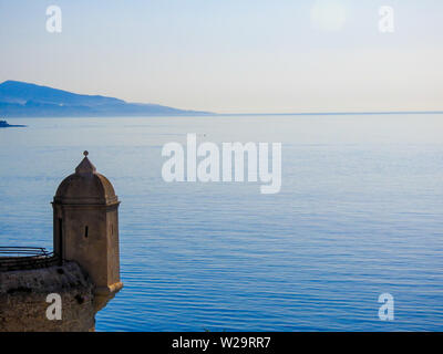 Tourelle sur mur de château Monaco Monte Carlo avec vues sur la mer dans la lumière du matin Banque D'Images