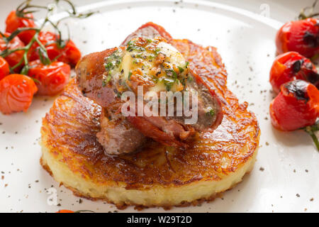 Un plat de venaison fait maison composé de chevreuil filet de selle, ou l'aide, qui a été enveloppé dans du jambon Serrano Espagnol et flash fried et elle reste r Banque D'Images