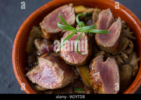 Un plat de venaison fait maison composé de chevreuil filet de selle, ou l'aide, qui a été donc il est frit flash encore rares et tranchées. Il est servi avec Banque D'Images