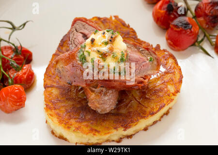 Un plat de venaison fait maison composé de chevreuil filet de selle, ou l'aide, qui a été enveloppé dans du jambon Serrano Espagnol et flash fried de le tenir ra Banque D'Images