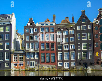 Vieilles maisons traditionnelles de travers sur Canal à Amsterdam, Pays-Bas Banque D'Images