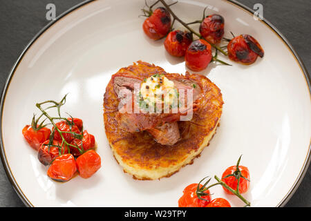 Un plat de venaison fait maison composé de chevreuil filet de selle, ou l'aide, qui a été enveloppé dans du jambon Serrano Espagnol et flash fried de le tenir ra Banque D'Images