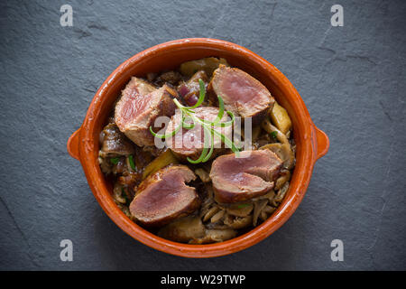 Un plat de venaison fait maison composé de chevreuil filet de selle, ou l'aide, qui a été donc il est frit flash encore rares et tranchées. Il est servi avec Banque D'Images