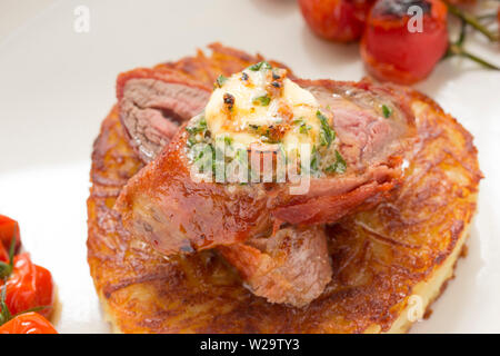 Un plat de venaison fait maison composé de chevreuil filet de selle, ou l'aide, qui a été enveloppé dans du jambon Serrano Espagnol et flash fried de le tenir ra Banque D'Images