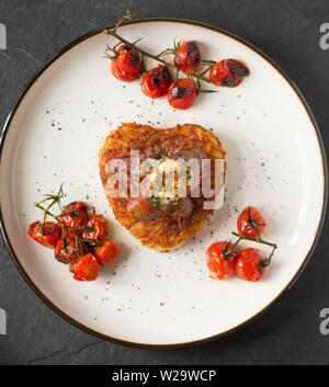 Un plat de venaison fait maison composé de chevreuil filet de selle, ou l'aide, qui a été enveloppé dans du jambon Serrano Espagnol et flash fried et elle reste r Banque D'Images