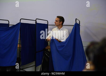 Peristeri, Grèce. 07Th Juillet, 2019. Kyriakos Mitsotakis, président du parti de la Nouvelle Démocratie, s'apprête à voter. Credit : Dimitrios Karvountzis/Pacific Press/Alamy Live News Banque D'Images