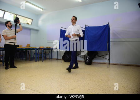 Peristeri, Grèce. 07Th Juillet, 2019. Kyriakos Mitsotakis, président du parti de la Nouvelle Démocratie, va le bulletin de vote. Credit : Dimitrios Karvountzis/Pacific Press/Alamy Live News Banque D'Images