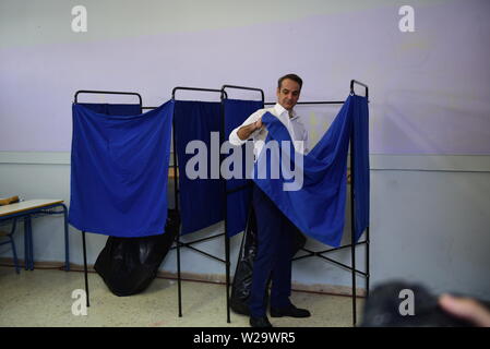 Peristeri, Grèce. 07Th Juillet, 2019. Kyriakos Mitsotakis, président du parti de la Nouvelle Démocratie, s'apprête à voter. Credit : Dimitrios Karvountzis/Pacific Press/Alamy Live News Banque D'Images